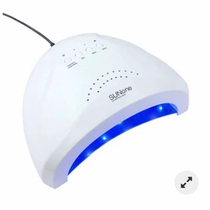 UV LED Nagellampa - Säljer min UV lampa då jag inte behöver den. Använd 1 gång, enbart för att testa. Funkar utmärkt! Har även ett Polygelkit som jag säljer separat med tillbehöret för att göra egna naglar hemma snabbt och smidigt! Nypris: 599kr