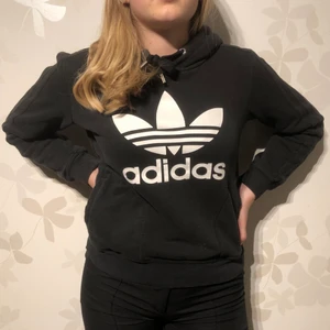 Adidas Hoodie - En adidas hoodie i strl XS/S som är väl använd. Skön passform samt en luva❤️ Pris kan diskuteras