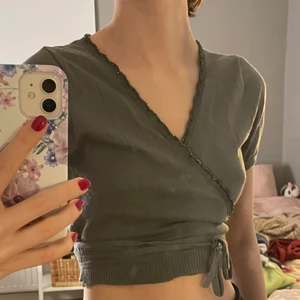 omlott topp från Noa Noa strl S - Jättesöt omlott topp från Noa Noa i storlek S!! Eftersom att den är omlott d.v.s. att man knyter den passar den ca xs-m också! Skriv till mig för fler bilder eller svar på frågor <33