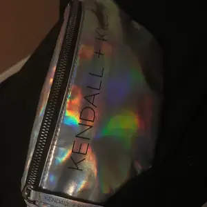 Jag säljer denna urgulliga metallic äkta Kendall + Kylie midjeväskan för bara 130kr (Nypris 300)