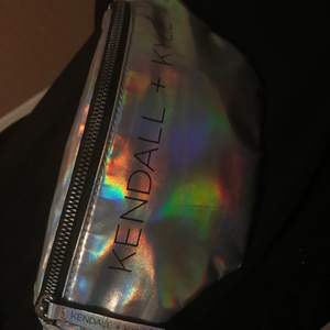 Jag säljer denna urgulliga metallic äkta Kendall + Kylie midjeväskan för bara 130kr (Nypris 300)
