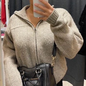 Zip tröja/kofta  - (Intresse koll) Väldigt trendig zip tröja/kofta, köpt på secondhand. Den är i storlek L men sitter rätt snyggt som oversized ändå. Är endast intresserad av att se vad jag kan få för den, är inte helt säker på om jag vill sälja 🤎🤎