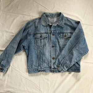 jeansjacka - Jeansjacka i fin tvätt. Från Hm:s 90-tals märke Rocky. strl 170 vilket ungefär motsvarar S i damstorlek. Väldigt baggy passform så man får plats med tjocktröjor under om man vill. Bra skick! Kan skicka fler bilder eller mått vid begäran. Om fler är intresserade blir det budgivning. Kolla gärna in mina andra annonser, samfraktar gärna🐅