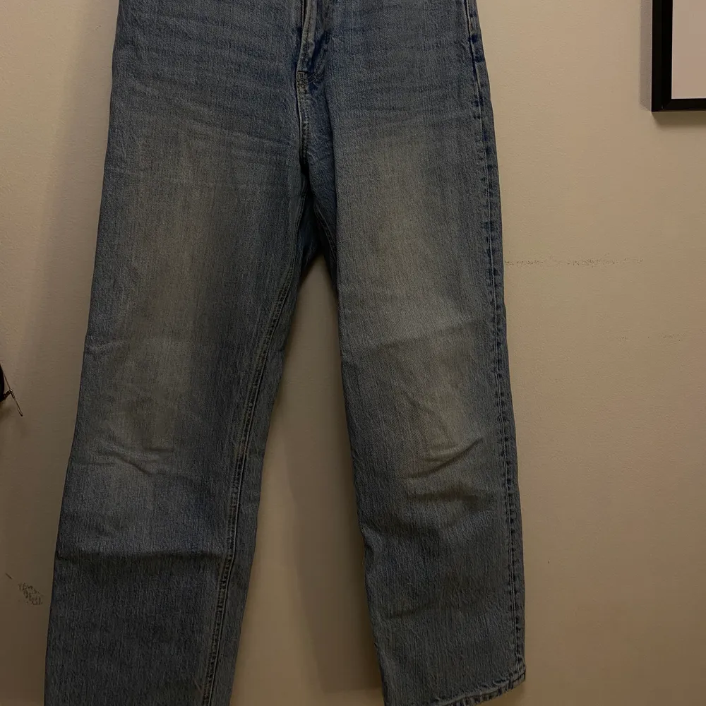 Ljusblåa högmidjade jeans med straight fit. Jeans & Byxor.