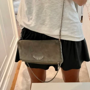 Zadig väska  - ‼️OBS KOMMER ÄNDRA BUDGIVING FÖR VILL HA BÄTTRE PRIS‼️ grå zadig väska i mocha, bra skick och du får med båda stora bandet, lilla bandet och dustbag 🤍