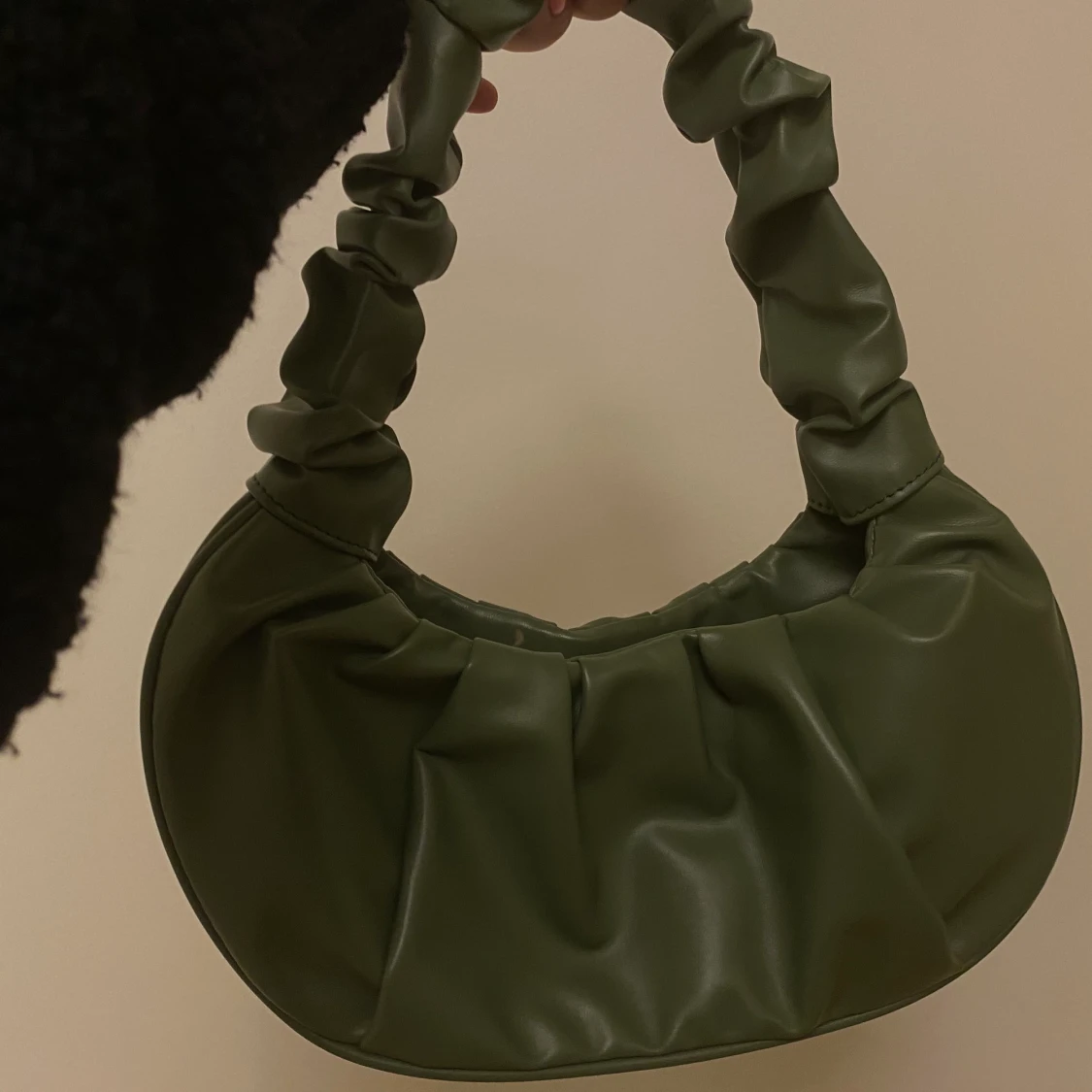 Militärgrön axelväska 