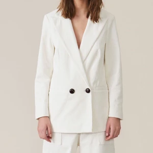 Ganni kavaj Ridgewood - Den perfekta kavajen från Ganni i benvit manchester. Storlek 36, inte riktigt oversize men definitivt luftigare än slim fit. Väldigt fint skick, använd två gånger och har kemtvättats efter det. Endast en blek liten fläck på insidan kavajen som inte ville försvinna.