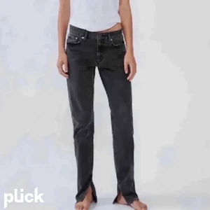Zara mid Rise jeans med slits - Säljer mina zara mid Rise jeans med slits. Storlek 38. 200kr+frakt
