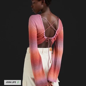 Topp från Bershka - Topp från Bershka, änvänd 1 gång! Storlek M, men passar också mindre storlekar💗 frakt tillkommer