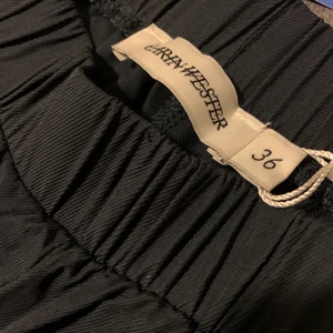 Byxor  - Jätte sköna lågmidjade byxor från Carin Wester. Köpte de från sellpy men var tyvärr för korta i benen (jag är 174). Nyskick 