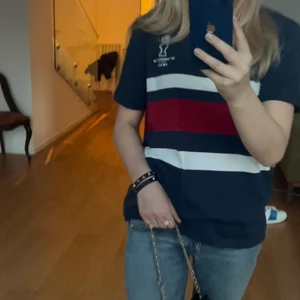 Prada t-shirt - Steal! Helt ny prada t-shirt med lappen kvar! Storlek S men sitter något större jag har normalt S. Killar kan också ha denna om man är har Small eller något mindre small normalt sätt🌟 Nypris 3500 kr. Lyssnar på bud från 900kr. Följ oss på instagram för mer, @tjejtrend