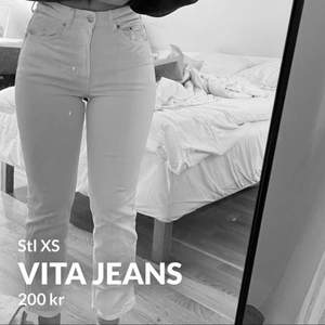 Jättefina vita jeans från Gina tricot, stl 36 (sitter mer som 34), säljes pga är för små. Knappt använda! Frakt tillkommer(50kr)