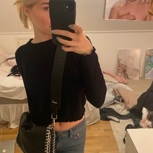 Tiamo väska - Tiamo väska från scorett . Finns med två band som man kan se på bilderna, och väskans band kan även justeras. Det gör att man kan använda väskan på olika sätt!!👏🏼❤️ jättsnygg. Priset kan diskuteras vid snabb affär