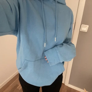 Blå hoodie  - Aldrig använd, lite oversize 