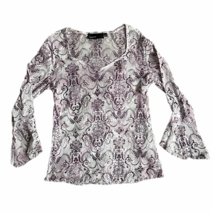 Meshtopp - Topp i mönstrat meshtyg. Är i storlek 40/42 men passar en S/M