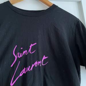 Svart fin Saint Laurent t shirt med rosa detaljer 🌸 Frakt tillkommer 