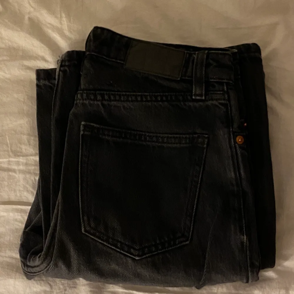 Säljer dessa fina monki jeans köpta för 400kr! Använda ganska många gånger men fortfarande i bra skick. Om frågor kontakta mig eller kommentera :). Jeans & Byxor.