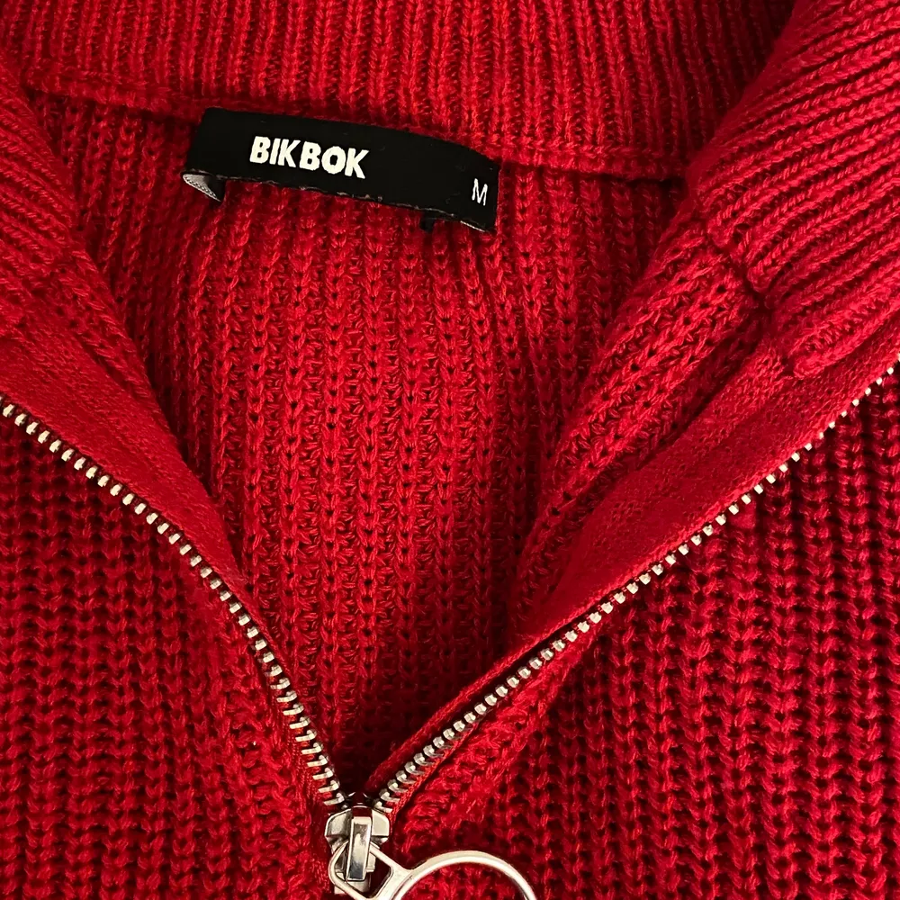Röd tröja från bikbok i storlek M. Pris går att diskutera vid snabb affär . Hoodies.