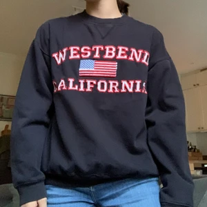 Vintage sweatshirt  - Sjukt snygg vintage sweatshirt från beyond retro🤩 i superbra skick och kvalitet. Lite lösa trådar på trycket bara. Fraktas eller möts!!