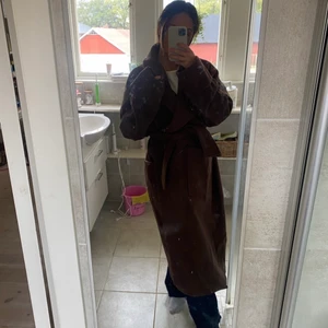 Brun kappa - Säljer min superfina bruna kappa, köpt från Asos. Använd fåtal gånger. I ett fint skick. Säljer pga att jag inte använder den längre. 🤎 frakt på 66kr tillkommer! 