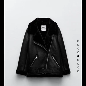 Zara jacka  - Säljer nu min populära jacka från zara som jag köpte i våras. Jackan är i bra skick för att vara använd och har inga större defekter. Nypris: 1195kr 