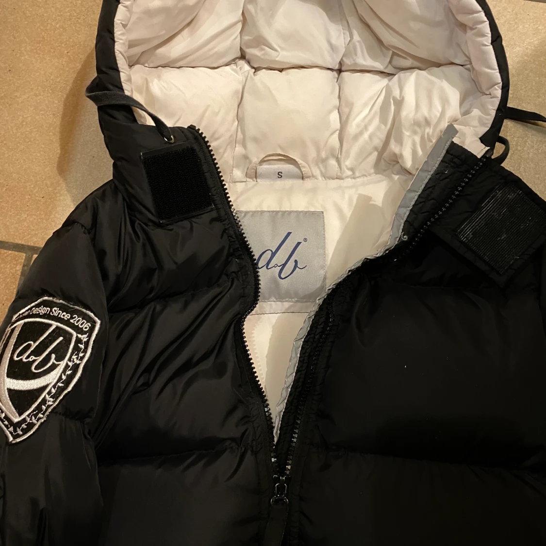 D. Brand jacka black/white storlek S - 90