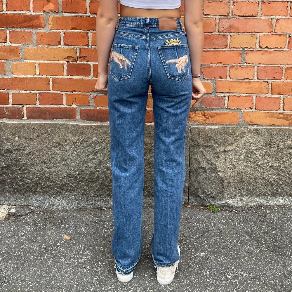Jeans med händer på fickorna målade med textilfärg av vårt UF ⭐️ Budgivning vid många intresserade! . Jeans & Byxor.