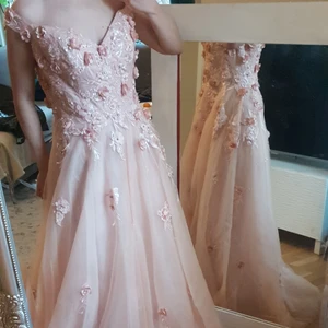 Fest klänning  - Söt klänning som använts 1 gång. I nyskick🌸 Storlek UK 16, på bilden ser den stor ut på mig för att det inte är min storlek 🤗 Vid seriös och snabb affär kan priset diskuteras  samt ny bilder skickas🥰
