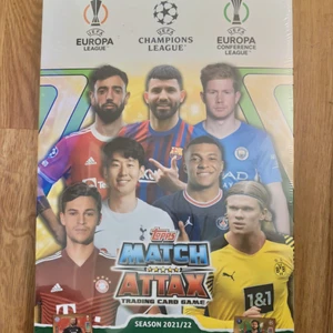 ADVENTSKALENDER Champions league 2021-22  - Årets adventskalender, innehåller 131 kort totalt (6 av dom är limited edition-kort)  Obruten plastförsegling.  Vid snabb affär kan priset diskuteras.  Säljes för 200 kr. Butikspris: 349 kr.  Kan postas men då står du för fraktkostnaden.