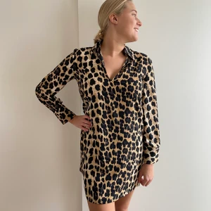 Fin klänning! - Leopardmönster, använd endast en gång och bra skick!