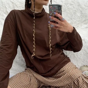 Brun polotröja  - Supercool brun polotröja i storlek 42 men passar både mindre och större beroende på önskad passform. Köpt för 200 men bara använd ett fåtal gånger. Bara att höra av sig vid frågor och funderingar 🥰🥰