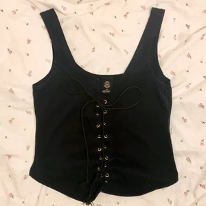 svart topp - korsett-liknande svart topp från urban outfitters! perfekt till att lagra nu till vintern eller bara bära den som den är. i perfekt skick! köparen står för frakt på 24 kr 🌟🌟