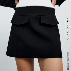 Zara kjol - Oanvänd trendig kjol från Zara i storlek L, prislapp kvar! Beställde i flera storlekar och inte hunnit skicka tillbaka. Så fin men tyvärr lite för stor för mig💕