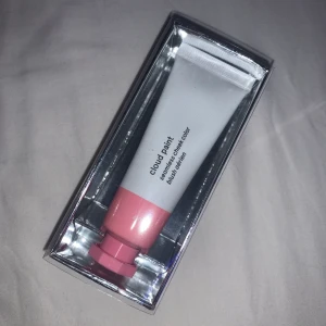 blush - Glossier puff blush///ALDRIG ANVÄND///har inte ens öppnat btw :)