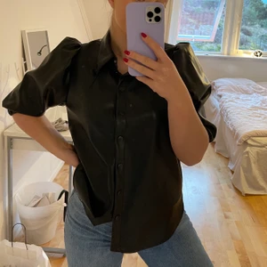 Skinnskjorta - En skinnskjorta från Ginatricot. Använd Max 5 gånger. Säljer för 100 kr eller högstbjudande. Köparen står för frakten. 