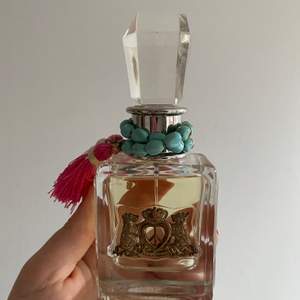 En nästintill oanvänd parfym från juice couture väldigt Y2K 