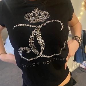 Juicy couture - Snygg juicy T-shirt som ger lite 2000’s vibes 😎😎Tröjan är i bra skick inga stenar som trillat av. Storlek 14 skulle säga att den motsvarar xs-s 💓 frakt tillkommer alltid 