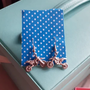 örhängen - Ett par silvriga örhängen alldrig använda 