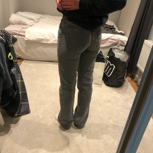 Zara low Rise straight gråa jeans 36 - Så snygga lågmidjade jeans från Zara! Strl 36, true to size. Helt nya endast prövade!                                                            