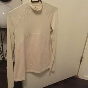 Oanvänd Nike tröja - Helt oanvänd Nike tröja. Storlek S. Nypris låg på 800kr!