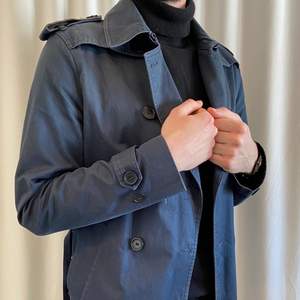 A very nice Sandro blue petrol coat size M. It has been worn quite a few times but it is still in an excellent shape. No physical damage to it, only very slight discoloration due to sunlight and wear. I can send extra pictures if you’d like. price new350€