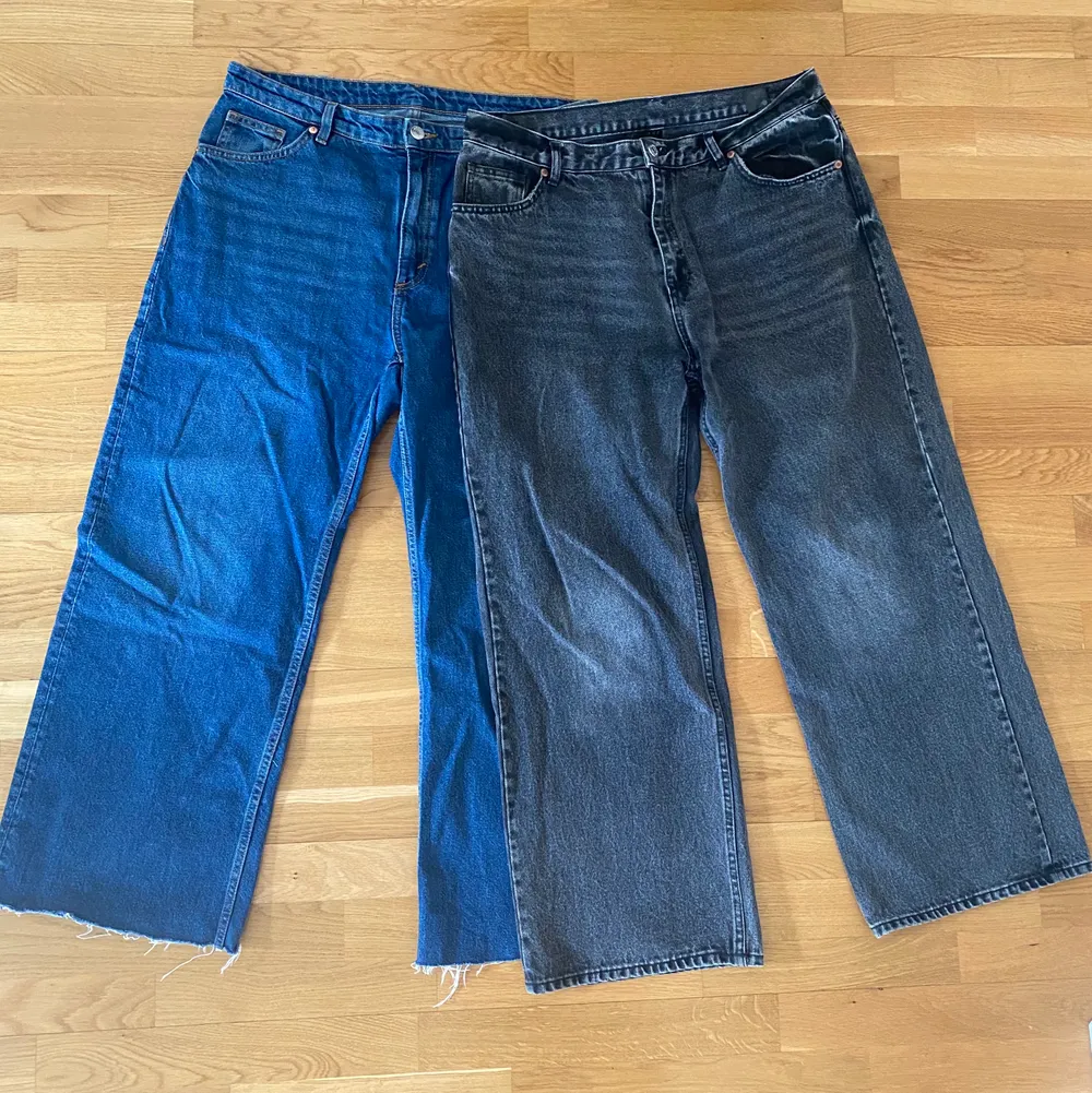 Det svarta paret är i modellen cropped och de blåa är klippta till samma längd. Säljs som paket. Jeans & Byxor.