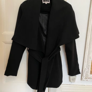 Jacka - Svart jacka, köpt på DM retro för några år sedan. Använd fåtal gånger.