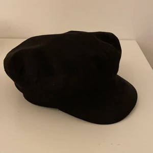 Svart skepparmössa - Svart skepparmössa i mocka immitation från HM. Fint skick