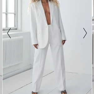 Vit kostym - Vitt Kostym- set. Med kavaj och byxa. Nyskick! Kavajen är lite oversized med mjukt, skönt innertyg, fickor och knapp. Byxan är högmidjade och vid med fickor. Innerbensläng 80cm. Midjan är ca 69 cm. Materialet är lätt och svalt. Nypris 800kr. Mitt pris 400kr. Köparen betalar frakt.