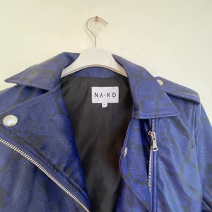 NA-KD skinnjacka, strl xs - strl xs. mycket fint skick