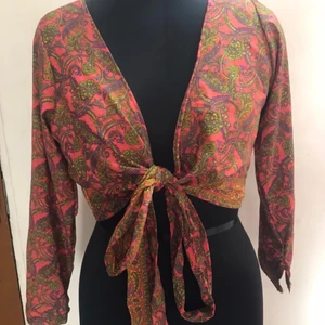 S/M - Knytbluse i ren siden.                  .                        På beställning.ca 4 ve leveranstid fr Indien