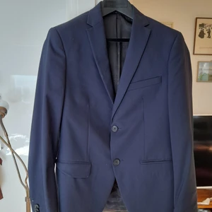 Kostym - Superfin kostym, sällan använd. Inga defekter, missfärgningar eller fel. Superfin och bra helt enkelt. Pris kan diskuteras. 