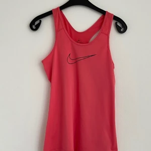 nike träningslinne, strl xs - träningslinne från nike. aldrig använt. strl xs men stor i storleken