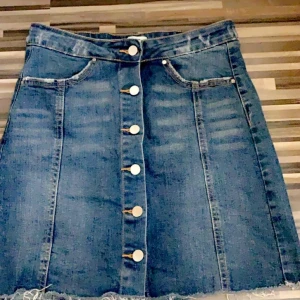 Kjol från Gina tricot  - Oanvänd jeanskjol från Gina tricot. Fler bilder kan fås mot intresse
